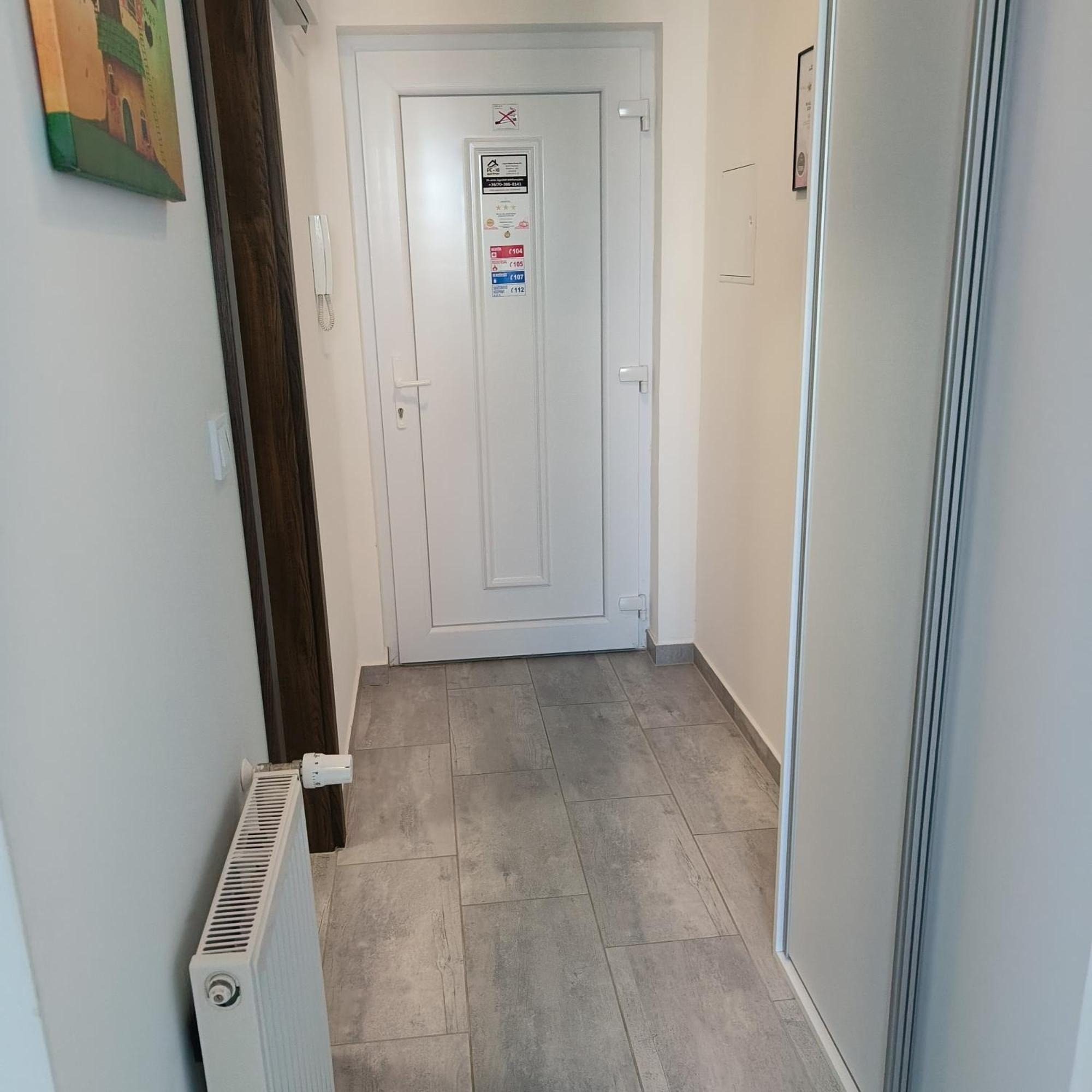 Pe-Ki Lux Apartman เซแกชแฟเฮร์วาร์ ภายนอก รูปภาพ