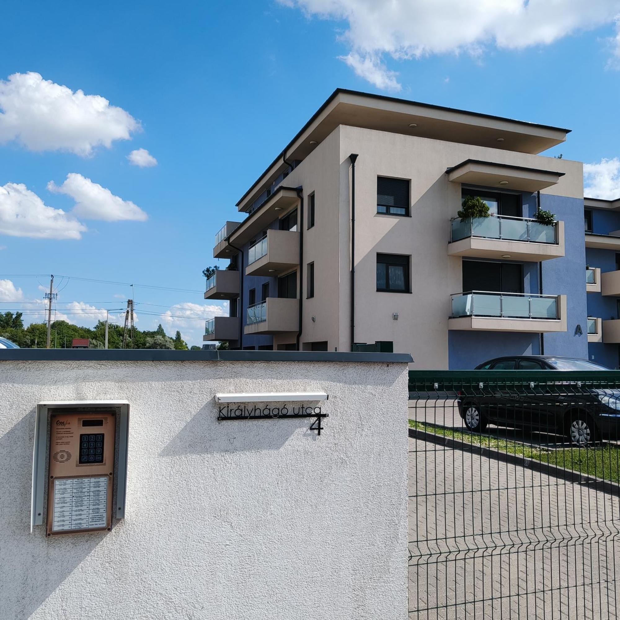 Pe-Ki Lux Apartman เซแกชแฟเฮร์วาร์ ภายนอก รูปภาพ